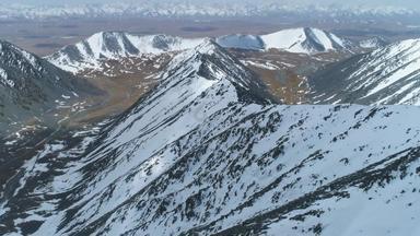 雪山阳光明媚的一天<strong>空中</strong>视图无人机飞行向前山脊相机倾斜建立拍摄高高度